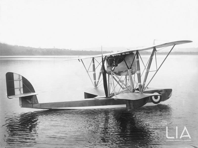 Vista laterale dell'idrovolante Macchi M.5 sul lago di Varese.